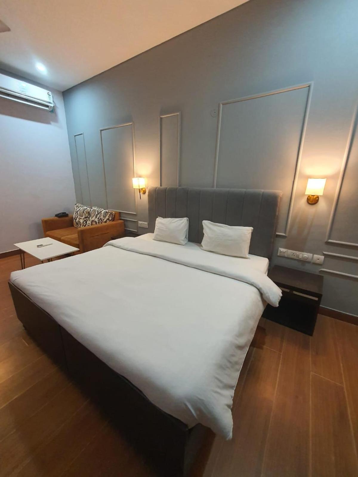 Mallenzo Suites Dlf Phase 1 คูร์เคาน์ ภายนอก รูปภาพ