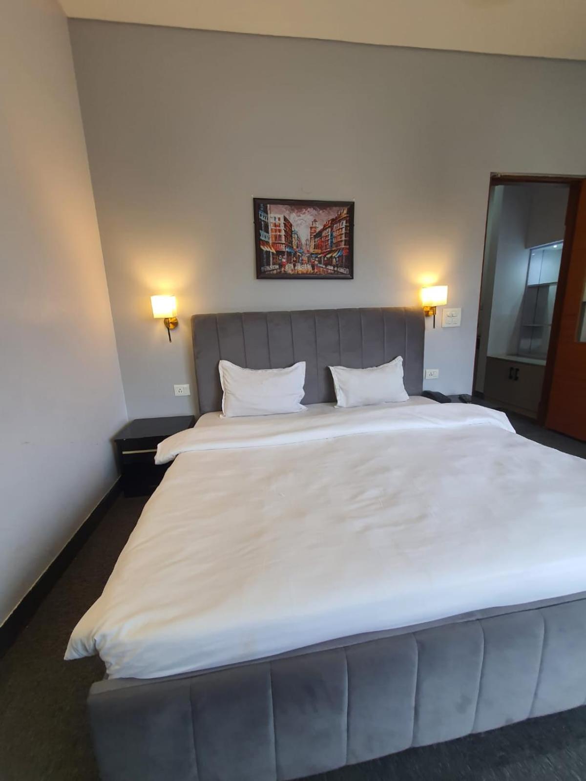 Mallenzo Suites Dlf Phase 1 คูร์เคาน์ ภายนอก รูปภาพ