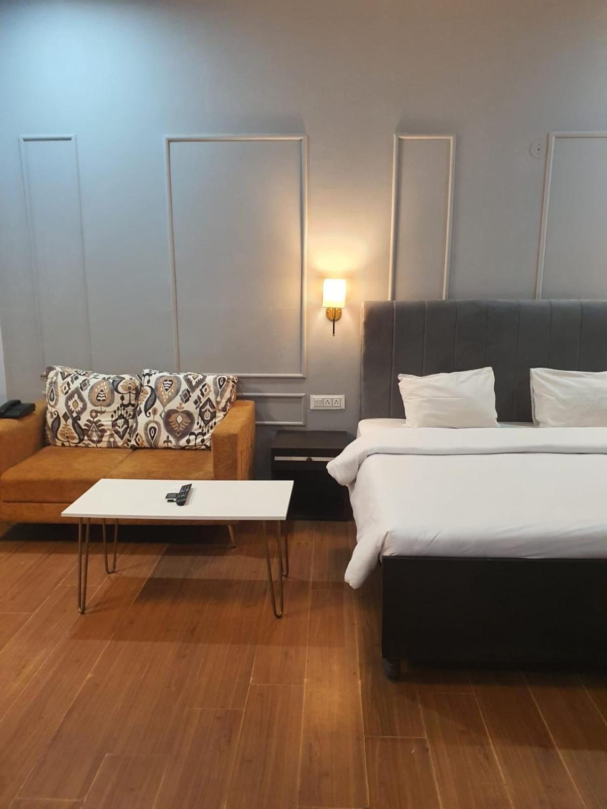 Mallenzo Suites Dlf Phase 1 คูร์เคาน์ ภายนอก รูปภาพ