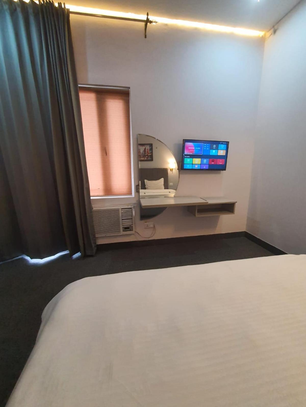 Mallenzo Suites Dlf Phase 1 คูร์เคาน์ ภายนอก รูปภาพ