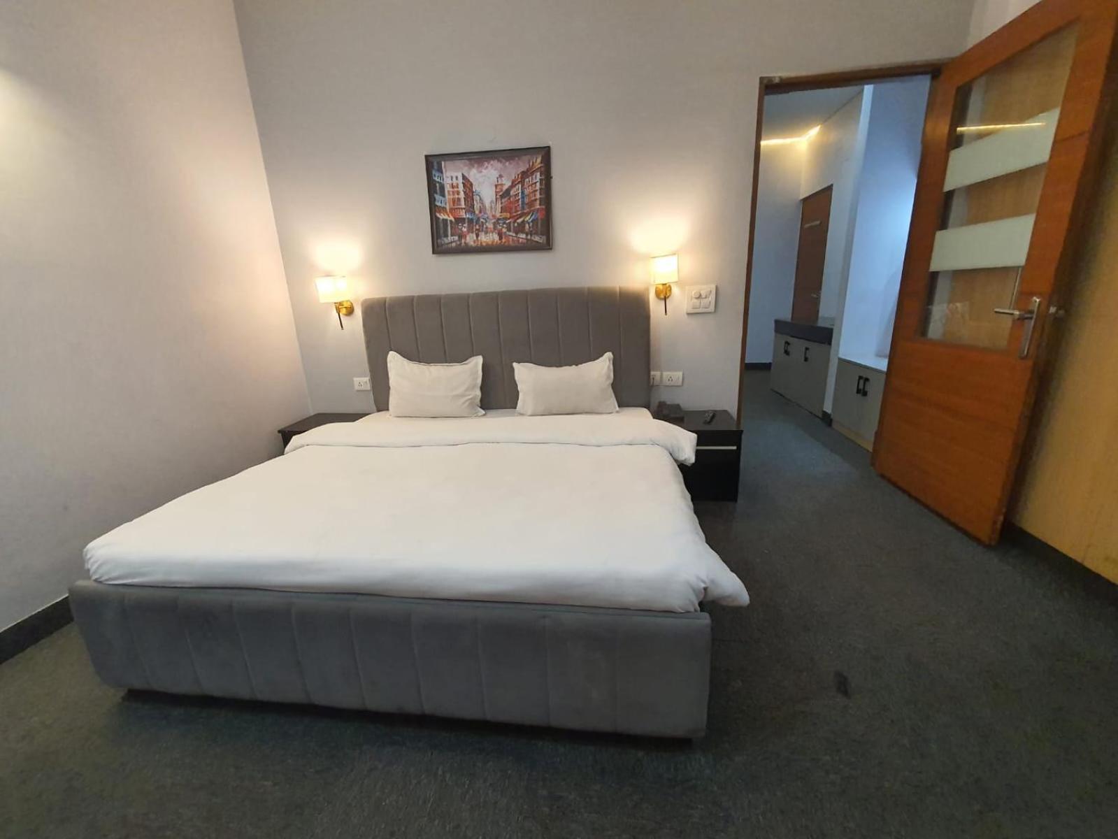 Mallenzo Suites Dlf Phase 1 คูร์เคาน์ ภายนอก รูปภาพ