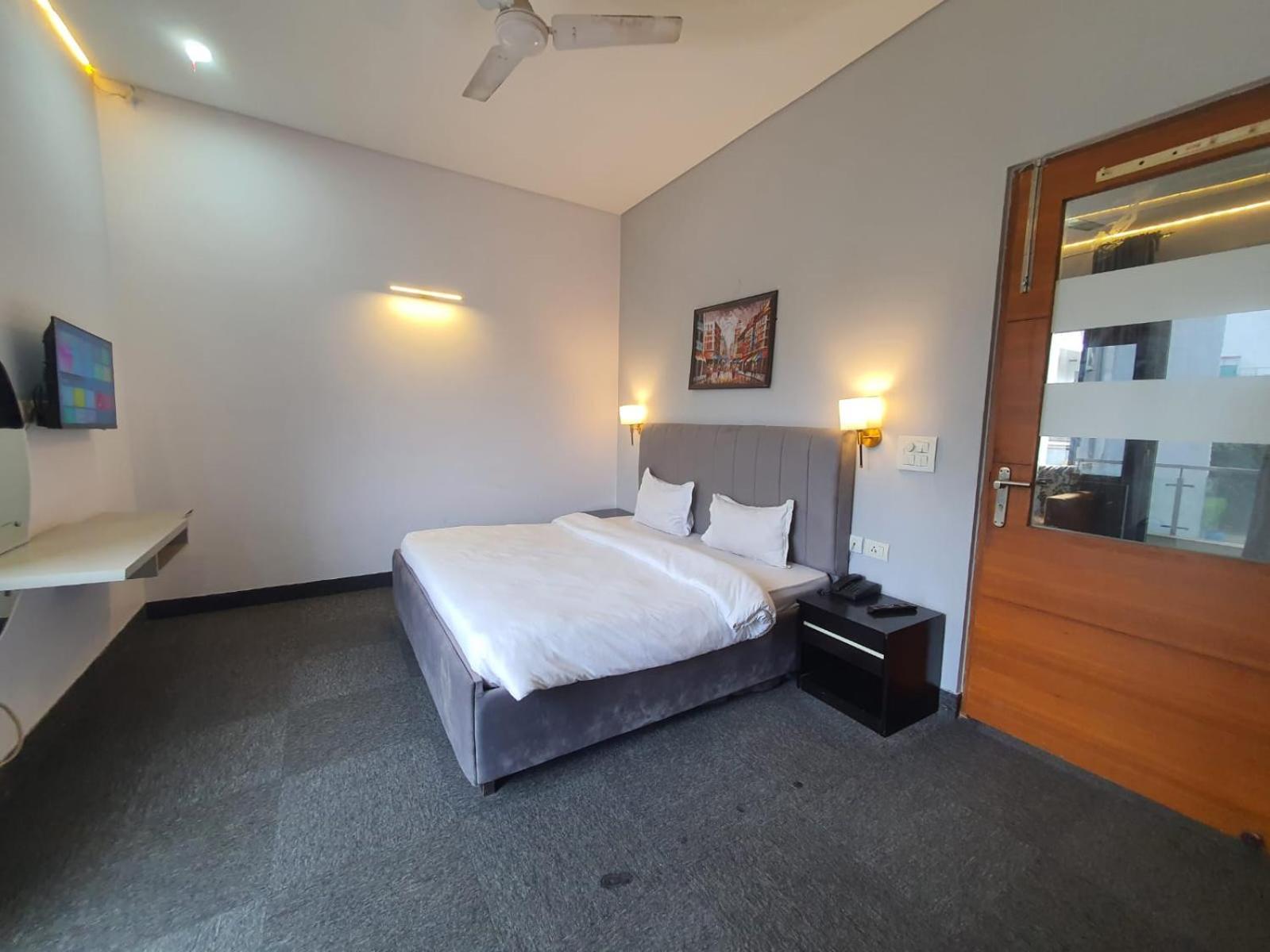Mallenzo Suites Dlf Phase 1 คูร์เคาน์ ภายนอก รูปภาพ