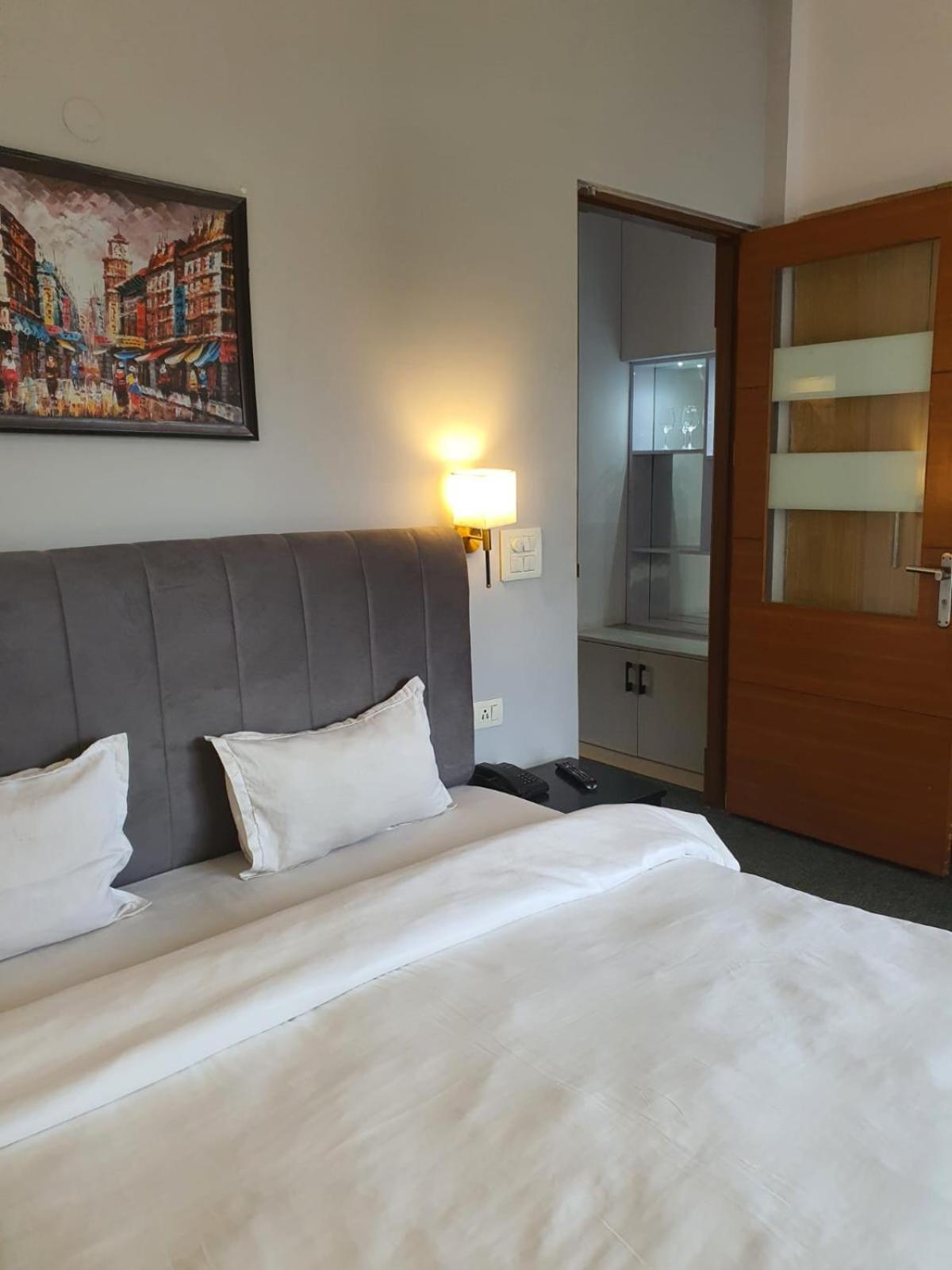 Mallenzo Suites Dlf Phase 1 คูร์เคาน์ ภายนอก รูปภาพ